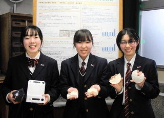 実験器具や試作した手作りせっけんを手にする（左から）藤本優香さん、澤野芽依さん、石塚心啓さん＝丹波市柏原町東奥