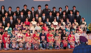 ２０歳の節目を迎え、気持ちを新たに記念写真に納まる若者たち＝丹波篠山市北新町