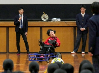日本代表の山田貴大選手（中央）とともに、電動車椅子サッカーの魅力を伝え、競技を通じた出会いからの学びを語った近藤公範さん（左）＝柏原高校