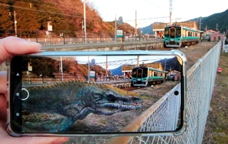 画面の中に現れた古代生物。角度や大きさも調整でき、立ち上がった画面のまま移動すれば、鉄道と一緒に撮影もできる＝丹波市山南町池谷