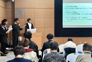 報告会「藩政日記の世界」で発表する同志社大「町触研究会」の学生たち＝丹波篠山市西吹