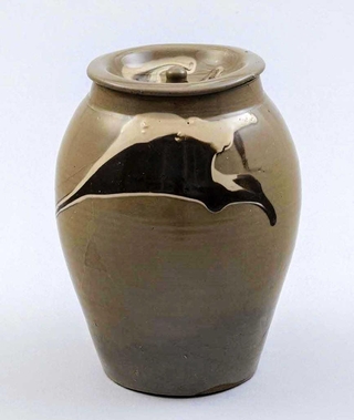 修復後の「灰釉鉄絵流小壺」（兵庫陶芸美術館提供）