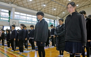 阪神・淡路大震災の犠牲者をしのび、黙とうする児童たち＝丹波篠山市波賀野新田
