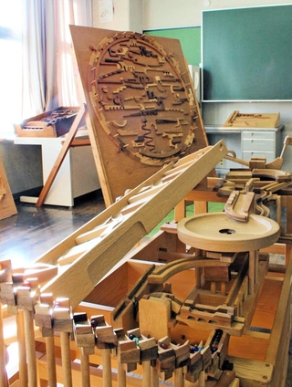 教室だった場所に並ぶ木製玩具＝丹波市青垣町文室