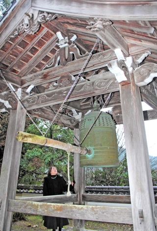 １９４７年に鋳造された梵鐘が使われている円悟寺の鐘楼＝丹波市氷上町香良