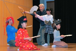 プロに稽古をつけてもらい、本番に向けて演技を磨く子どもたち＝丹波篠山市黒岡