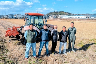 企業の支援を得て、耕作放棄地解消を目指す「グリーン・デイズ・ジャパン」のメンバーや農地の地権者＝丹波篠山市風深