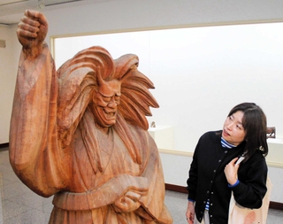 能楽の一場面を題材にした「道成寺」などの代表作が並ぶ会場＝丹波市氷上町西中