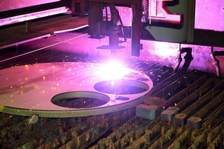 電気とガスで発生した超高温プラズマで切断される鋼材＝大和シャーリング