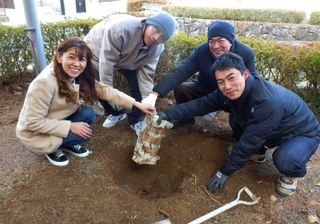 ３度目のタイムカプセルの掘り出しを行い、小学生時代を懐かしんだ大山小学校の卒業生ら＝丹波篠山市大山新（提供）