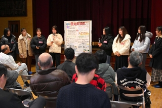 農業実習を通じて学んだ地域課題や解決策を発表する神戸大学の学生ら＝旧後川小学校