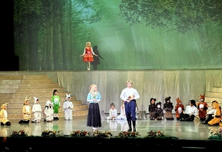 ステージで稽古する出演者たち。森の動物たちに囲まれたシンデレラと王子＝田園交響ホール