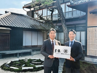 地域の歴史・文化継承のため連携する「小田垣商店」の小田垣昇社長（左）と「ＮＯＴＥ」の藤原岳史社長＝丹波篠山市立町