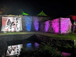 「デカンショ祭」に合わせ、色鮮やかにライトアップされた篠山城跡の石垣や大書院＝丹波篠山市北新町（２０２５年８月）