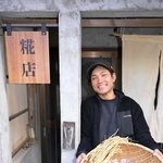 販売所の前で笑顔を見せるワンビーンズの村上玄一さん＝丹波篠山市西古佐