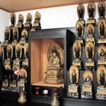 三十三体の観音像に囲まれるように安置された聖観音像（中央）について語る金川文雄さん＝丹波市春日町山田