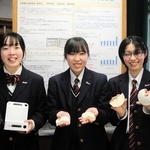 実験器具や試作した手作りせっけんを手にする（左から）藤本優香さん、澤野芽依さん、石塚心啓さん＝丹波市柏原町東奥