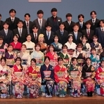 ２０歳の節目を迎え、気持ちを新たに記念写真に納まる若者たち＝丹波篠山市北新町