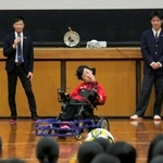 日本代表の山田貴大選手（中央）とともに、電動車椅子サッカーの魅力を伝え、競技を通じた出会いからの学びを語った近藤公範さん（左）＝柏原高校