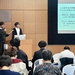報告会「藩政日記の世界」で発表する同志社大「町触研究会」の学生たち＝丹波篠山市西吹
