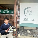 諏訪園本店に新たにオープンする「五感カフェ」。メニューの団子セットを手にする酒井一徳さん＝丹波篠山市味間奥