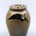 修復後の「灰釉鉄絵流小壺」（兵庫陶芸美術館提供）