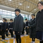 阪神・淡路大震災の犠牲者をしのび、黙とうする児童たち＝丹波篠山市波賀野新田