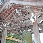 １９４７年に鋳造された梵鐘が使われている円悟寺の鐘楼＝丹波市氷上町香良