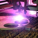 電気とガスで発生した超高温プラズマで切断される鋼材＝大和シャーリング