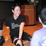 講演後、来場者と交流する山田千紘さん＝丹波市氷上町本郷