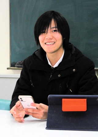 普段情報収集に使っているスマホを手にする村岡翔太さん＝丹波市柏原町東奥