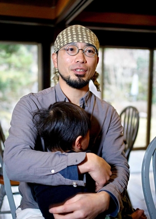 ６人の子を育てる親として、若い世代への支援など未来を見据えた政治にもっと力を入れてほしいと話す村上悟さん＝丹波篠山市向井