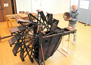 揚水機の踏車や漁具のもんどりなどが展示されている会場＝丹波市氷上町石生