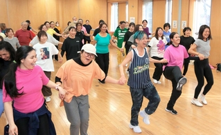 「共に育ち合う」地域づくりを目指す第一弾の企画として実施したズンバの体験会。言葉や文化を超えて笑顔が広がった＝丹波篠山市黒岡