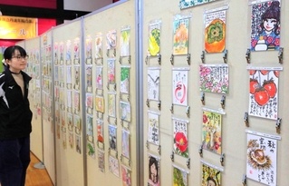 全国から寄せられた絵手紙の力作が並ぶ展示会場＝丹波市柏原町田路