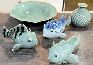 竹内保史さんが手がけた、王地山焼の魚シリーズなど＝丹波篠山市河原町