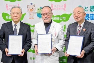「ささやま医療センター」の経営移譲について基本合意した（左から）兵庫医大の野口光一副理事長、みどり会の井手通雄理事長、丹波篠山市の酒井隆明市長＝丹波篠山市役所