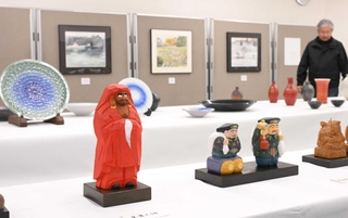 彫刻や絵画など多彩な作品が並ぶ会場＝柏原自治会館