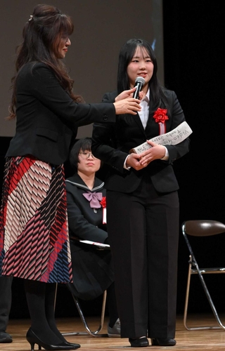 大賞に選ばれた喜びを語る吉田理乃さん＝四季の森生涯学習センター