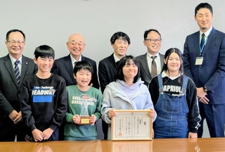 県教委主催の賞で、最優秀賞に輝いた西紀北小の児童ら＝丹波篠山市役所