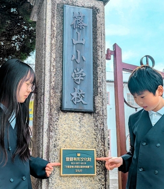 校門に設置された「登録有形文化財」の登録銘板＝丹波篠山市北新町