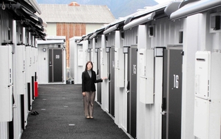 移動できる客室が並ぶコンテナホテル＝丹波市氷上町横田