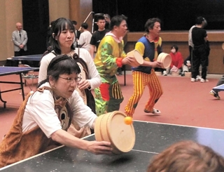 風呂桶を巧みに使って競技する出場者＝丹波篠山市網掛