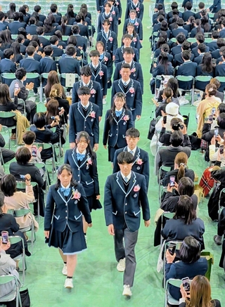 式典を終え、退場する卒業生たち＝篠山鳳鳴高校