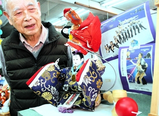 「りくりゅう」ペアの演技をイメージした人形＝丹波市青垣町佐治