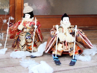 仲良くスキーをするひな人形＝丹波市青垣町佐治