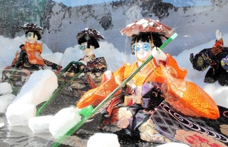 サングラス姿で雪かきするひな人形＝丹波市青垣町佐治