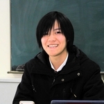 普段情報収集に使っているスマホを手にする村岡翔太さん＝丹波市柏原町東奥