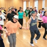 「共に育ち合う」地域づくりを目指す第一弾の企画として実施したズンバの体験会。言葉や文化を超えて笑顔が広がった＝丹波篠山市黒岡