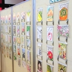 全国から寄せられた絵手紙の力作が並ぶ展示会場＝丹波市柏原町田路